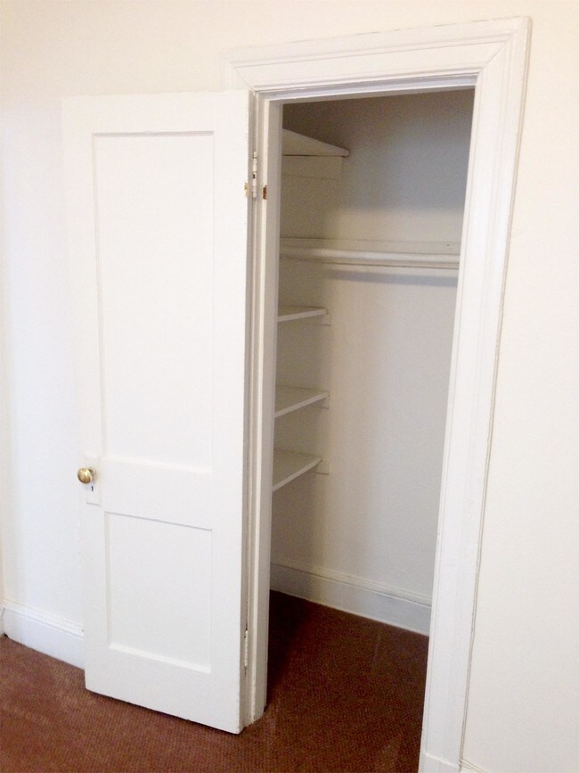 Building Photo - 412 3rd St NE