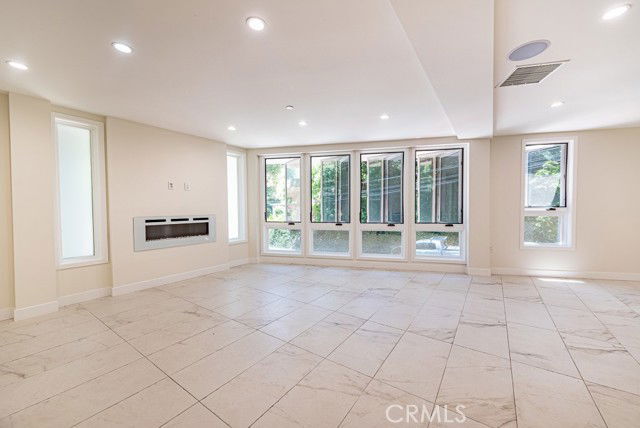 Foto del edificio - 1516 N Beverly Glen Blvd