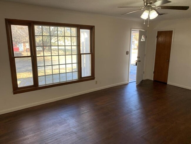 Foto del edificio - 2121 E Eucalyptus Ave