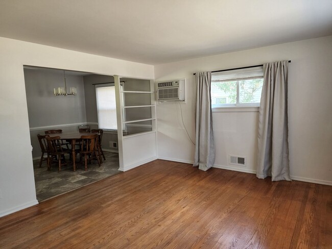 Building Photo - Charming 3 Bedroom Home in Quiet Neighborhood