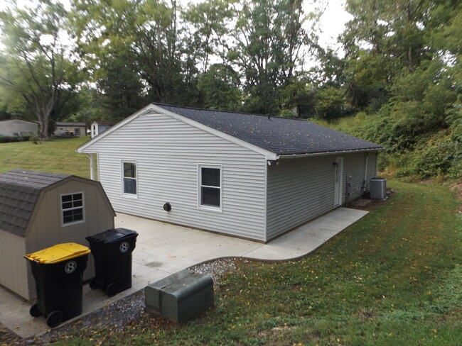 Vista lateral y trasera - 7413 Spout Hill Rd