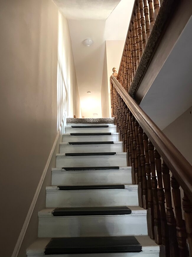 1st Floor Stairs/Entrance - 506 Washington St