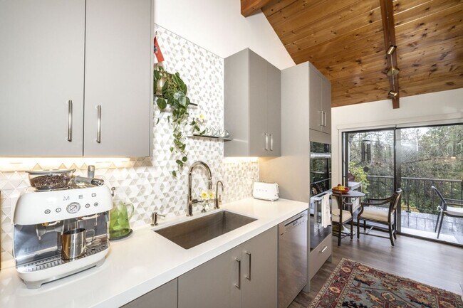 Building Photo - Tastefully Furnished 3 Bed, 2 Bath Home w/ Views of Greenbelt