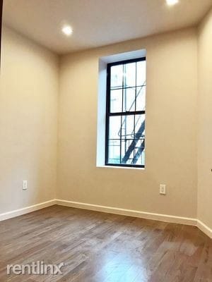 Building Photo - 242 Menahan St