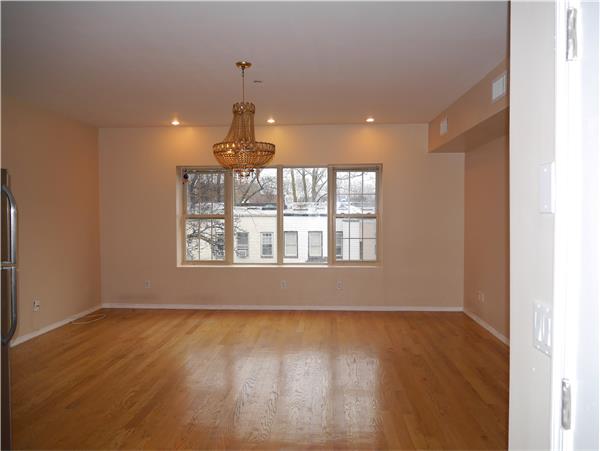 Primary Photo - 1392 E 18th St