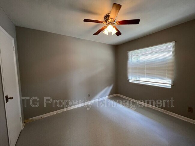 Foto del edificio - 7457 Grant Ave