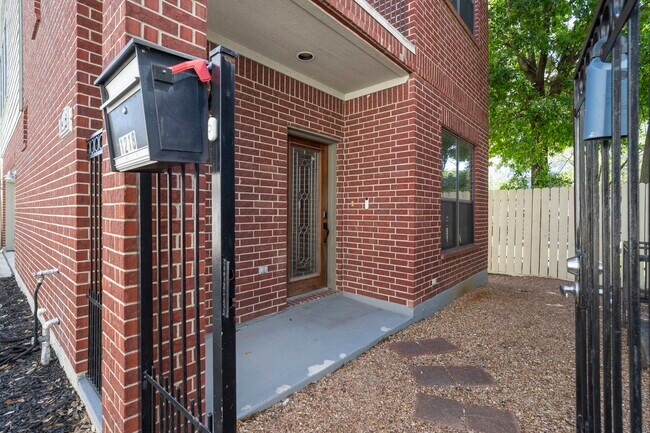 Foto del edificio - 1218 Sandman St