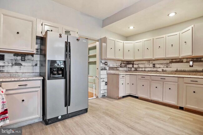 Building Photo - Huge 4 bedroom 2 bath two bonus rooms. MUS...