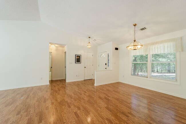 Foto del edificio - 4 bed, 3 bath, home with privet sunroom off master.