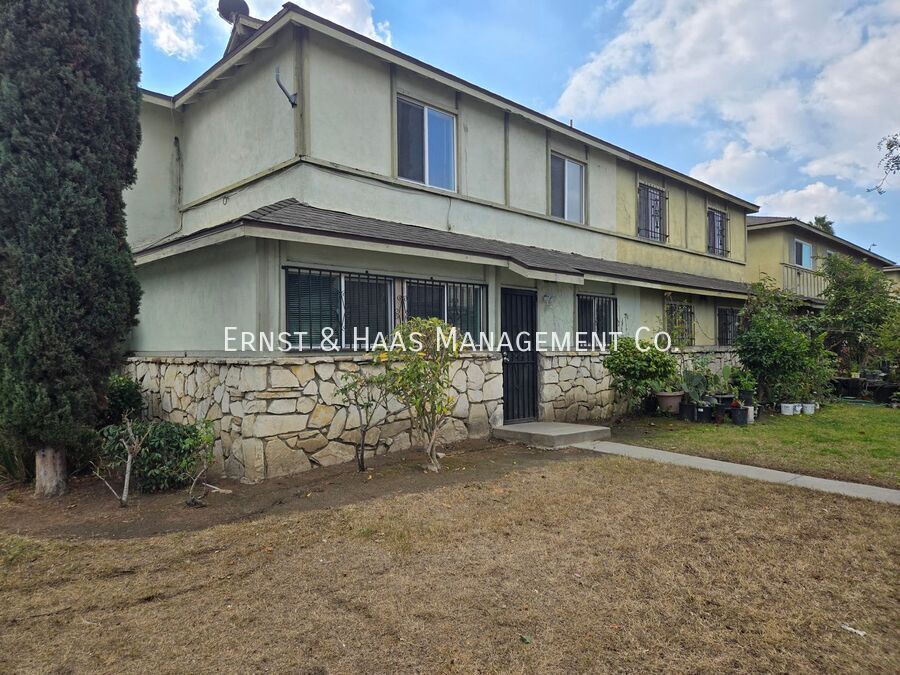 Foto principal - 4 Bedroom 2 Bath Townhome with 2 Car Attac...