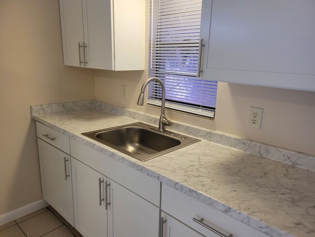 Building Photo - Renovated Two-Bedroom Apartment near Lake Howard