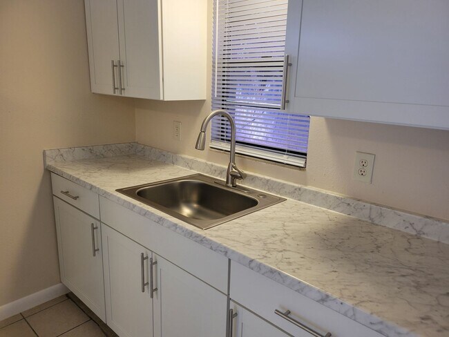 Foto del edificio - Renovated Two-Bedroom Apartment near Lake Howard