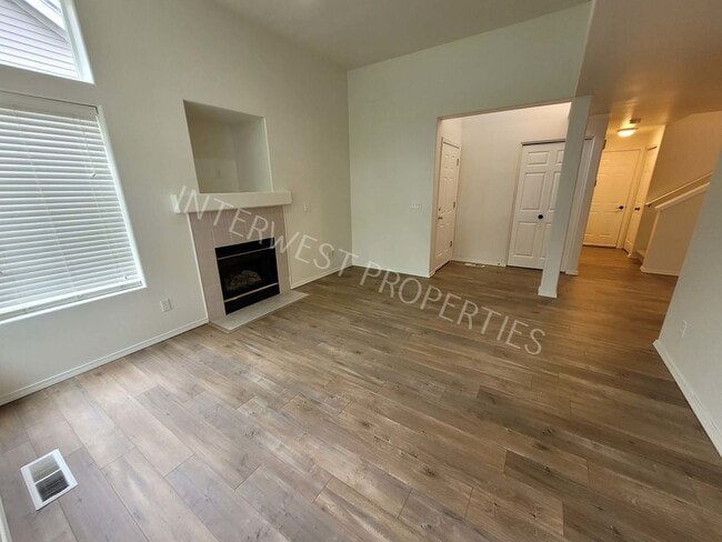 Building Photo - Beaverton 3 Bed 2.5ba Beautiful 2 Story Co...