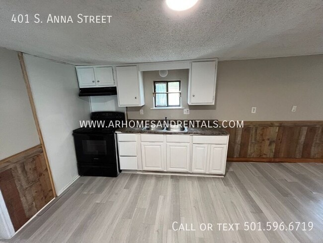Building Photo - 401 S Anna St