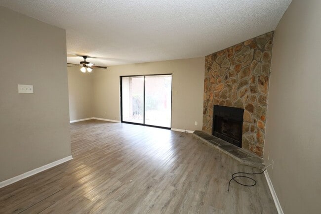 Building Photo - 1307 Baytree Dr