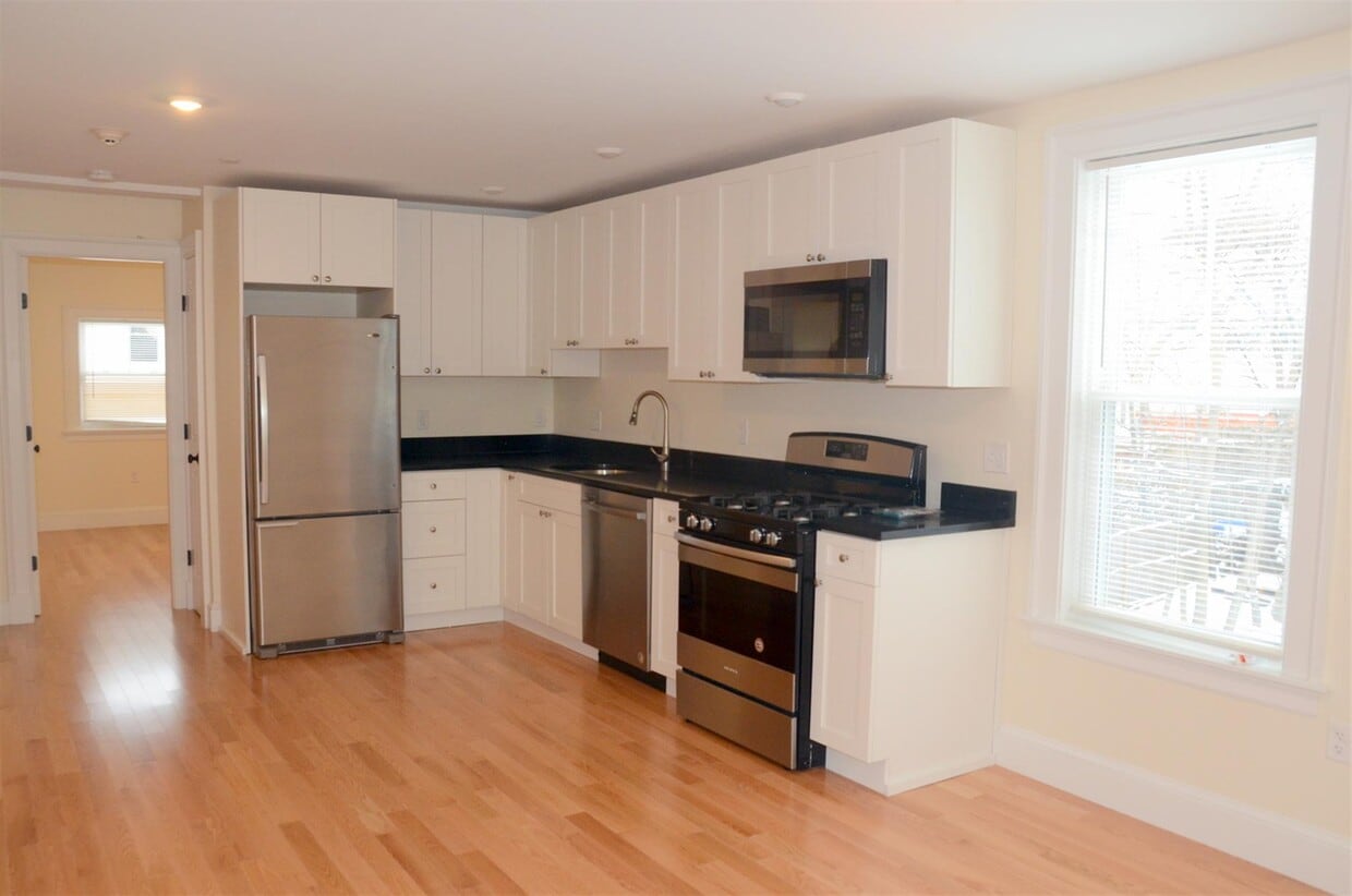 Primary Photo - 28 Putnam St