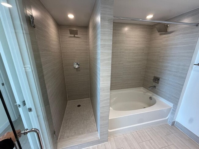 Building Photo - 551 NE 39th St