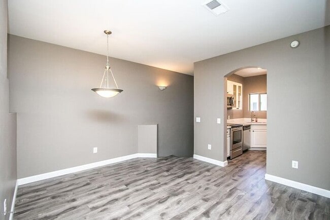Building Photo - Stunning 2 bedroom Condo