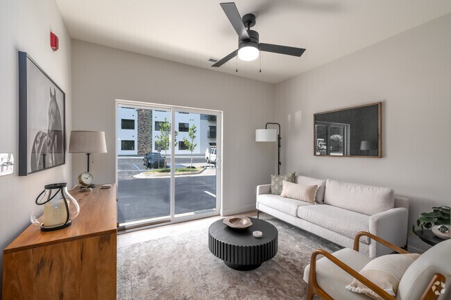 1 habitación, 1 baño - 532 pies cuadrados - Sala de estar - 1729 Midtown (Pre-Leasing for June 2025)