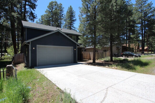 Building Photo - 3BR Home in Mountainaire | Open Layout + Fenced Yard