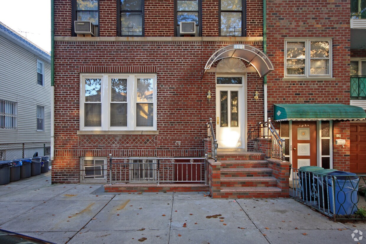Building Photo - 1633 W 9th St