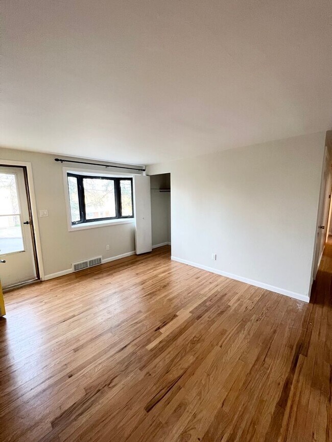 Foto del edificio - Beautiful 3 Bedroom 1 Bathroom in Penn Hil...