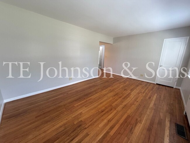 Building Photo - A Great Condo close to Atrium Health and Park