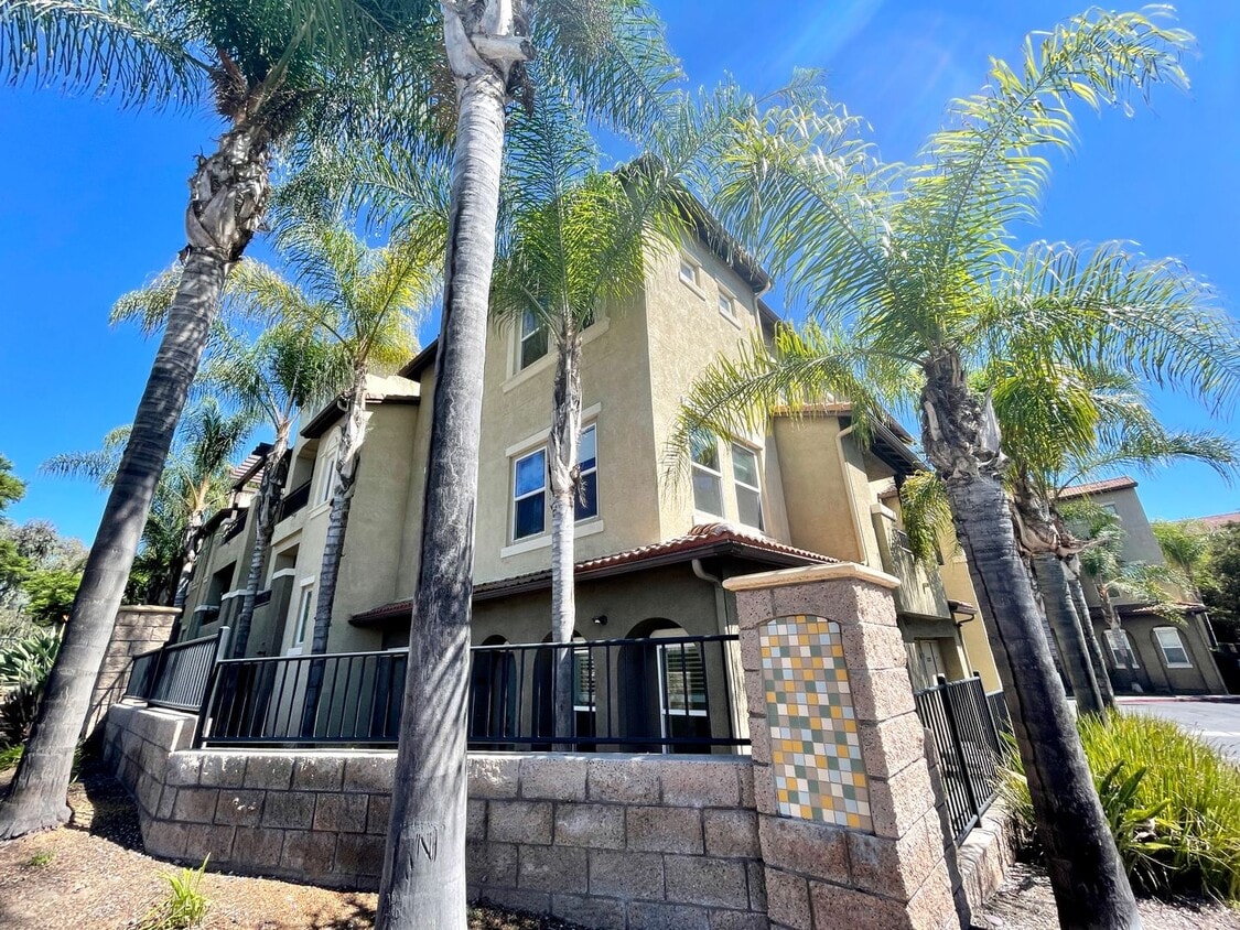 Foto principal - Spacious 2B/3BA + Den Townhouse in City He...
