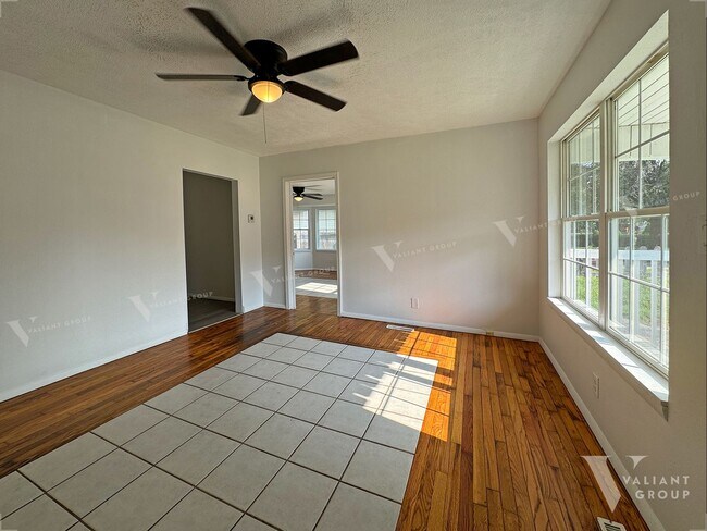 Foto del edificio - Spacious 4-Bed, 2-Bath in the Heart of the...
