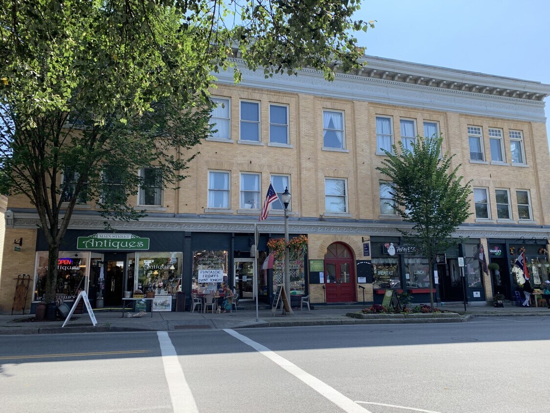 Central Downtown Location - 465 Main St