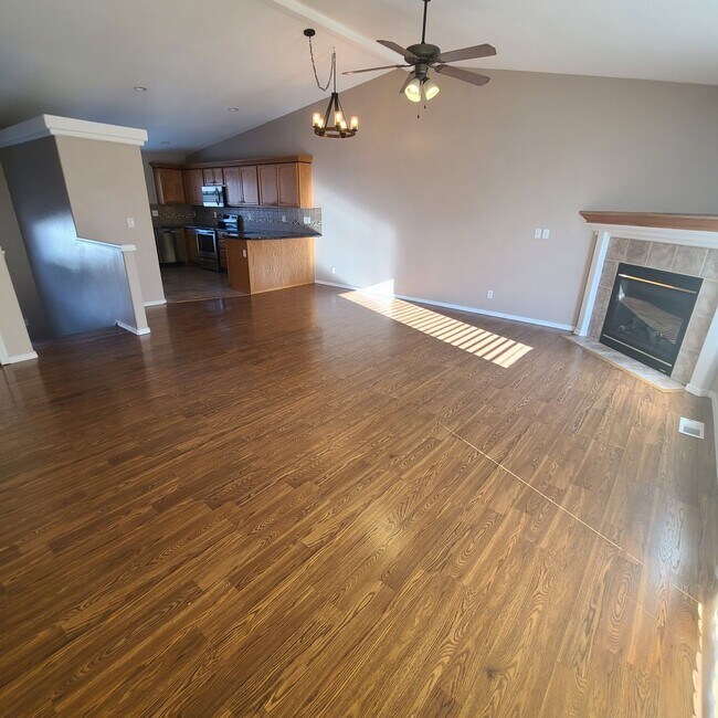 Building Photo - SINGLE FAMILY HOME IN MONTROSE SUBDIVISION...