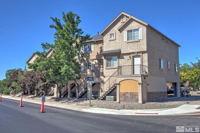 Foto del edificio - Rare Midtown Opportunity. Available in August