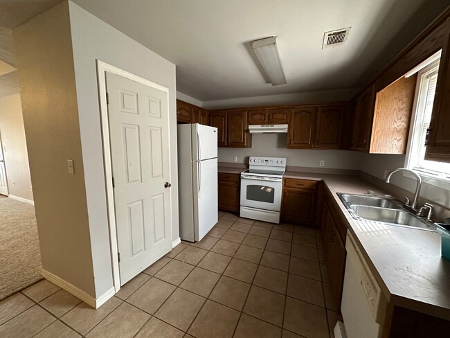 Building Photo - Come take a look at this 3-bedroom 2-bathr...