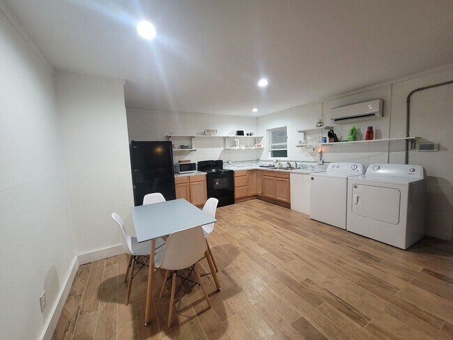 Foto del edificio - 721 High St Duplex