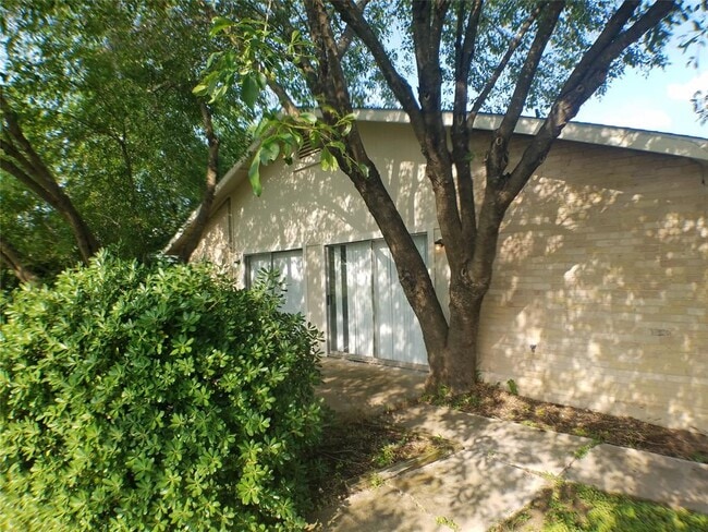 Building Photo - 6715 Sandshof Dr