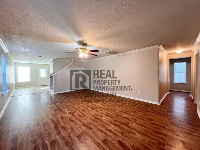 Building Photo - Gorgeous 4 Bed, 2.5 Bath Home in Prime Location!