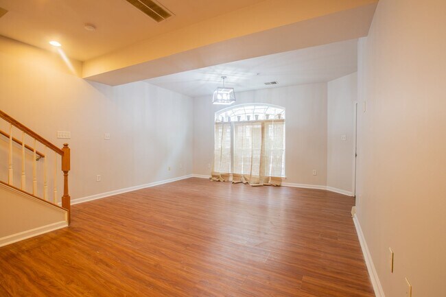 Building Photo - Inviting 3 BR/2.5 Townhome in Hanover!