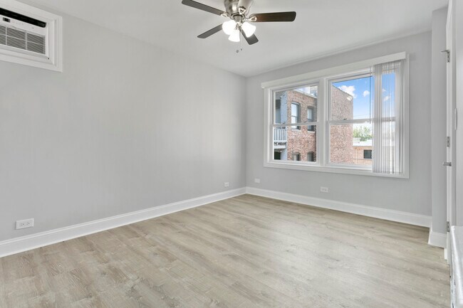 Foto del edificio - 7630 N Eastlake Terrace