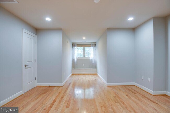 Building Photo - 7025 Little Leaf Linden Ln