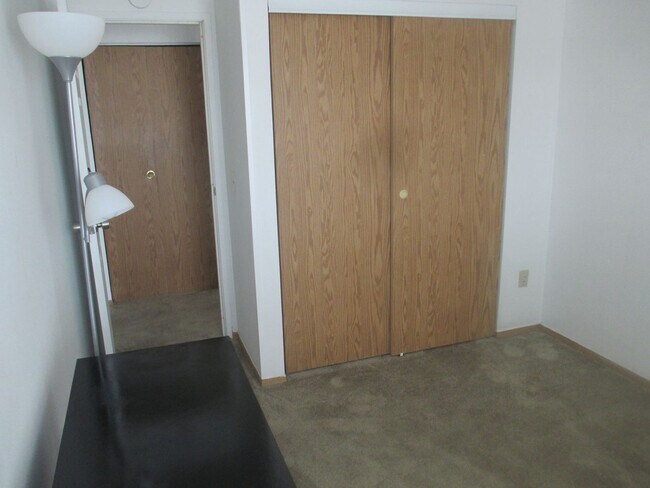 Building Photo - Three Bedroom Two Bath Condo Near Campus *...