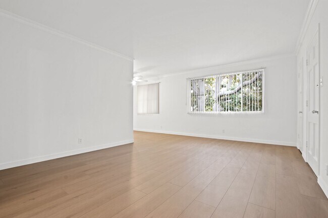 Foto del edificio - 3144-3152 S Barrington Ave