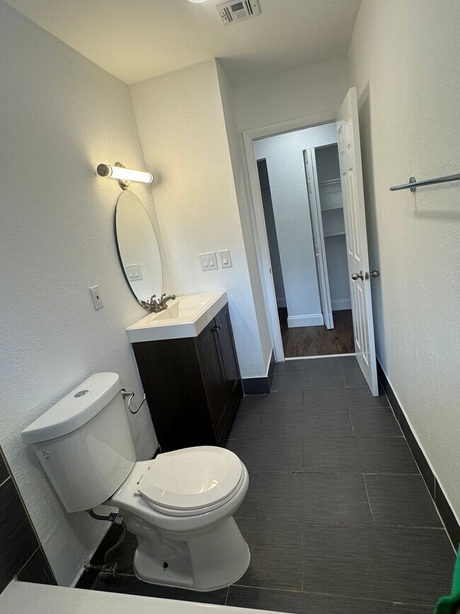 Foto del edificio - Top Floor All To Yourself! July Rent Free!...
