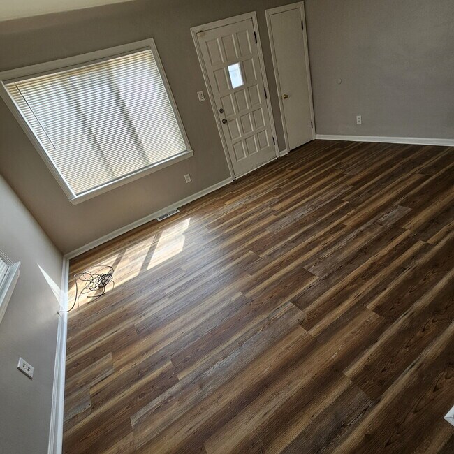 Foto del edificio - 2-Bedroom Ranch, Spacious Living Room, New Flooring, Kitchen with All Appliances, Laundry