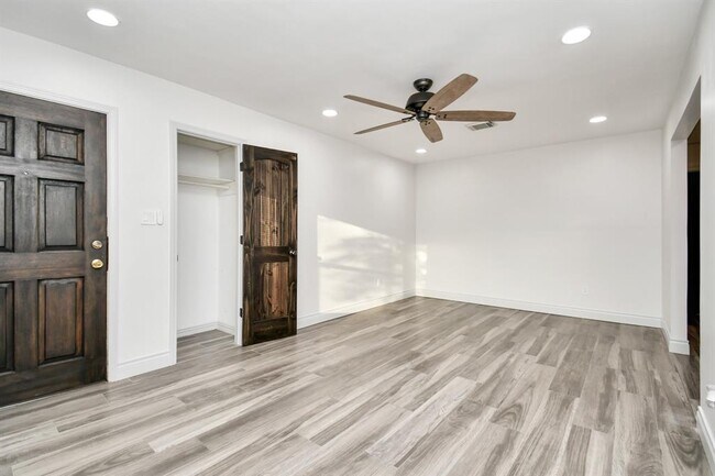 Building Photo - 2135 Bronson St
