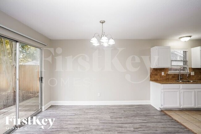 Foto del edificio - 3618 Nutwood Ln