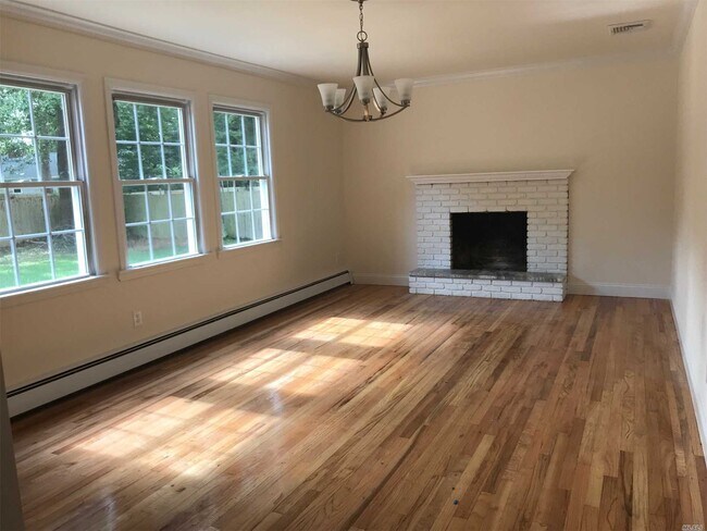 Building Photo - 20 Fairway Dr