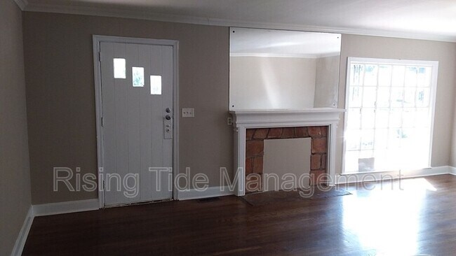 Foto del edificio - 229 Pinewood Ave