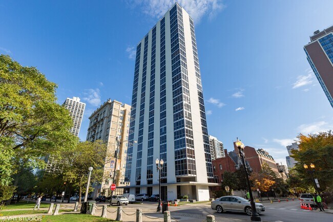 Foto del edificio - 1555 N Dearborn Pky