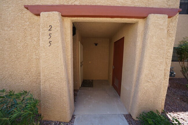 Foto del edificio - SHOWINGS AVAILABLE NOW
