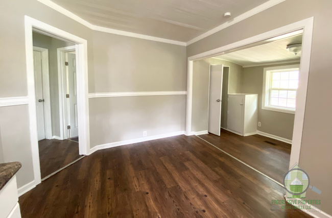 Building Photo - 208 Delano Ave